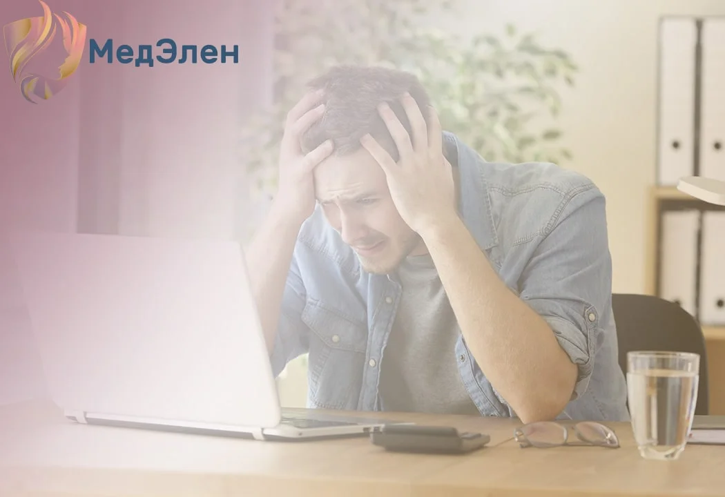 Мужчина держится руками за голову
